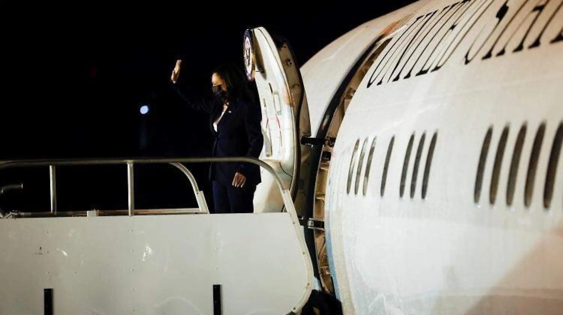 kamala harris air force two